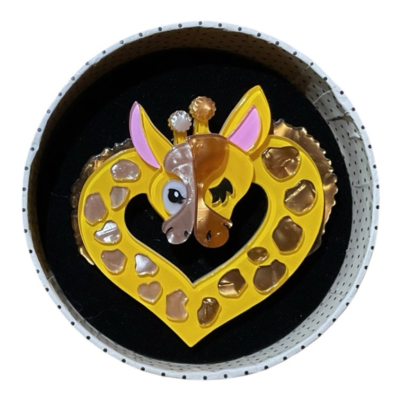 Erstwilder Heart of Africa Mother Child Resin Giraffe Pin - Picture 3 of 9